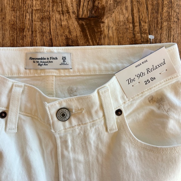 NWT A&F 90s Relaxed High Rise Jean in Cream with Embroidery - Picture 3 of 5